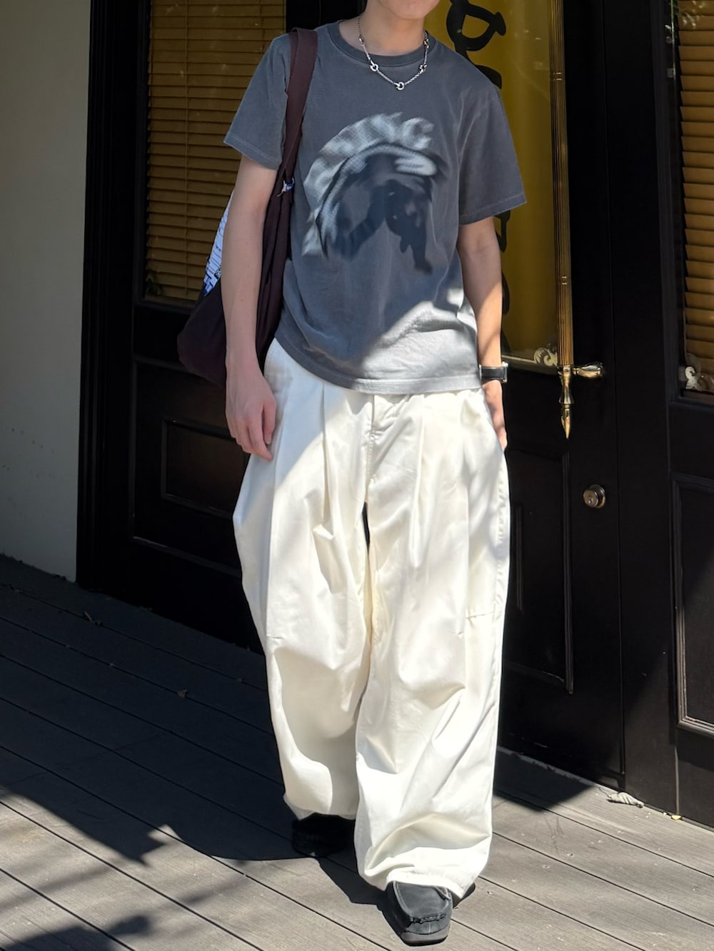 ホワイト系のその他パンツ、ブラウン系のトートバッグ、ブラック系のモカシン/デッキシューズを着用したメンズの夏コーディネートの4枚目の写真