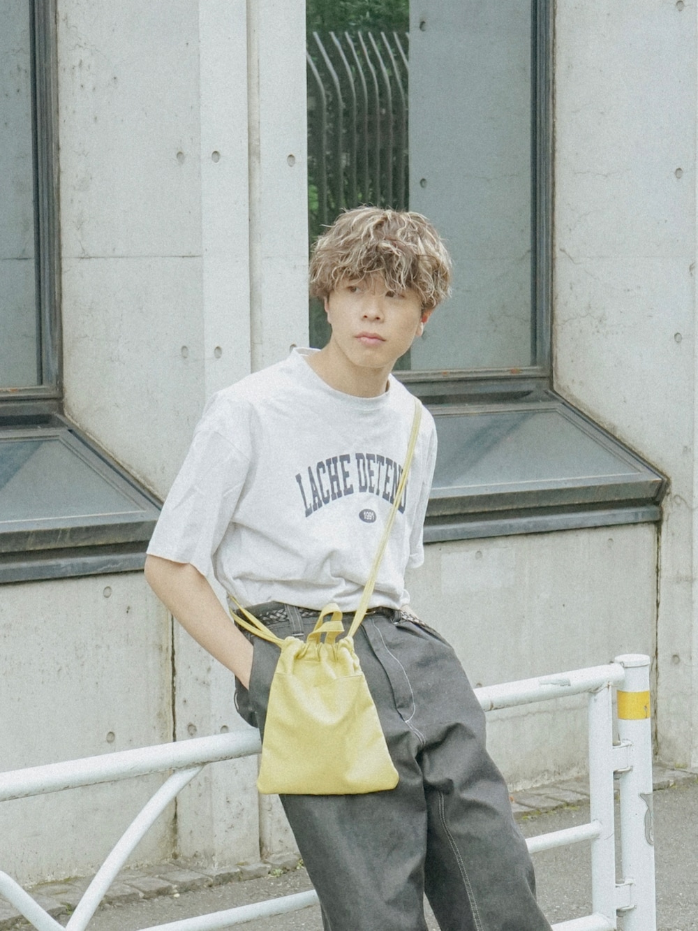 グレー系のTシャツ/カットソー、グレー系のデニムパンツ、イエロー系のショルダーバッグを着用したメンズの夏コーディネートの4枚目の写真