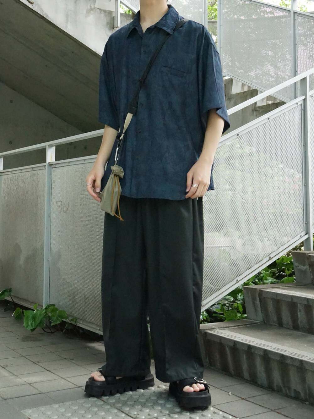 グリーン系のシャツ/ブラウス、グリーン系のその他パンツ、ベージュ系のショルダーバッグを着用したメンズの春コーディネートの3枚目の写真