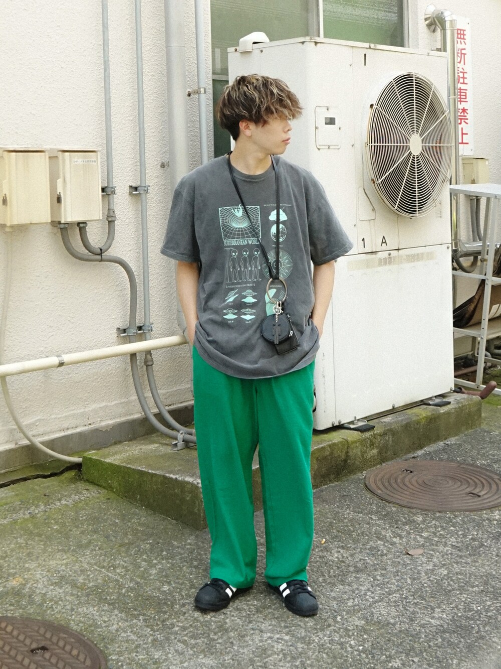 グレー系のTシャツ/カットソー、グリーン系のその他パンツ、ブラック系のショルダーバッグを着用したメンズの夏コーディネートの2枚目の写真