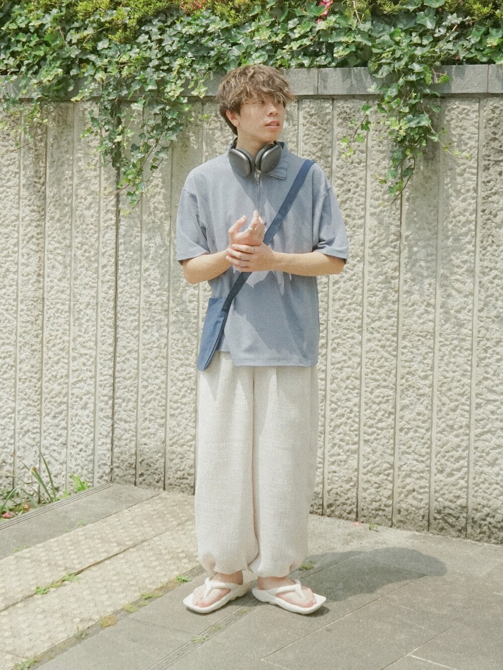 ブルー系のTシャツ/カットソー、ベージュ系のその他パンツ、オレンジ系のショルダーバッグを着用したメンズの春コーディネートの2枚目の写真