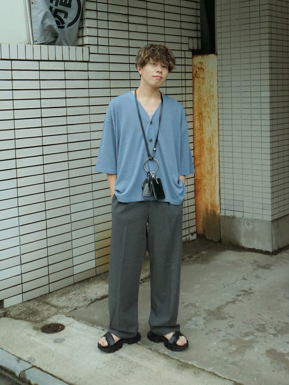 ブルー系のカーディガン/ボレロ、ブラック系のスラックス、ブラック系のショルダーバッグを着用したメンズの夏コーディネートの2枚目の写真