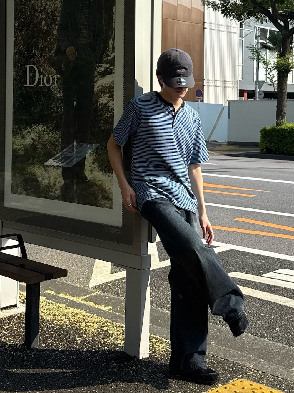 その他のTシャツ/カットソー、ブルー系のデニムパンツ、ブラック系のスニーカーを着用したメンズの夏コーディネートの2枚目の写真