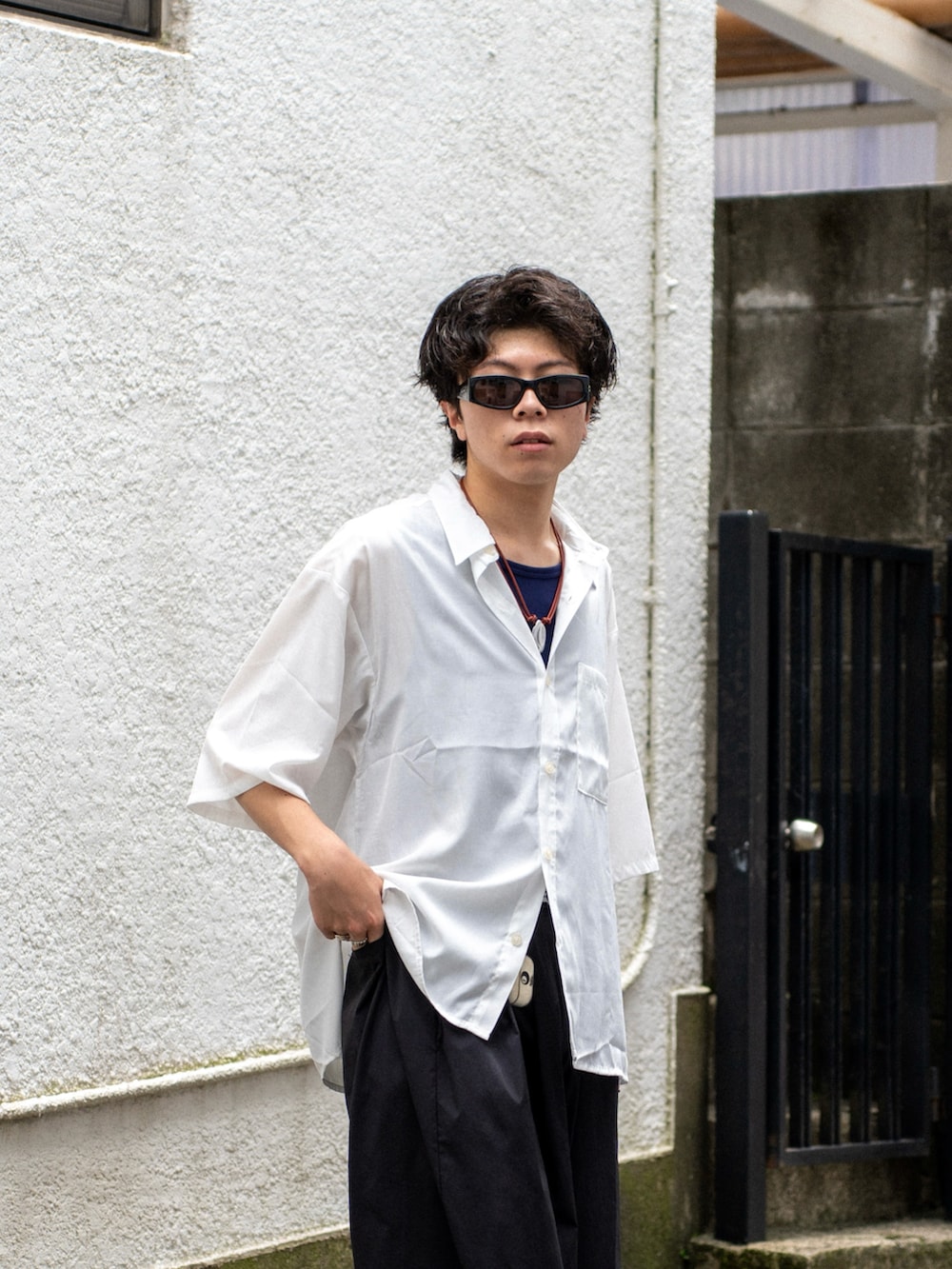 白Tシャツや帽子ジーンズに合う[サンローラン]メタル サングラス WODDYFUNK｜Saint Laurentのサングラスを使ったコーディネート