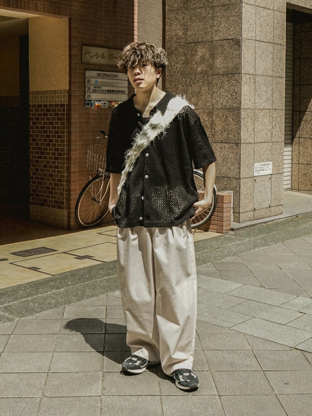 ブラック系のシャツ/ブラウス、ベージュ系のその他パンツ、ホワイト系のショルダーバッグを着用したメンズの春コーディネートの2枚目の写真