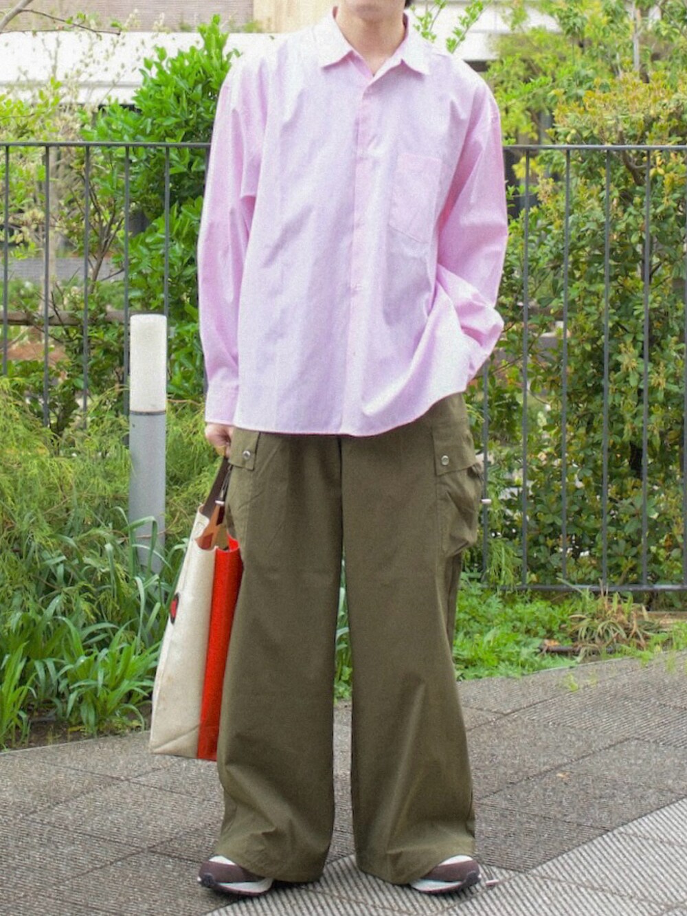 ピンク系のシャツ/ブラウス、グリーン系のカーゴパンツ、ホワイト系のトートバッグを着用したメンズの春コーディネートの5枚目の写真