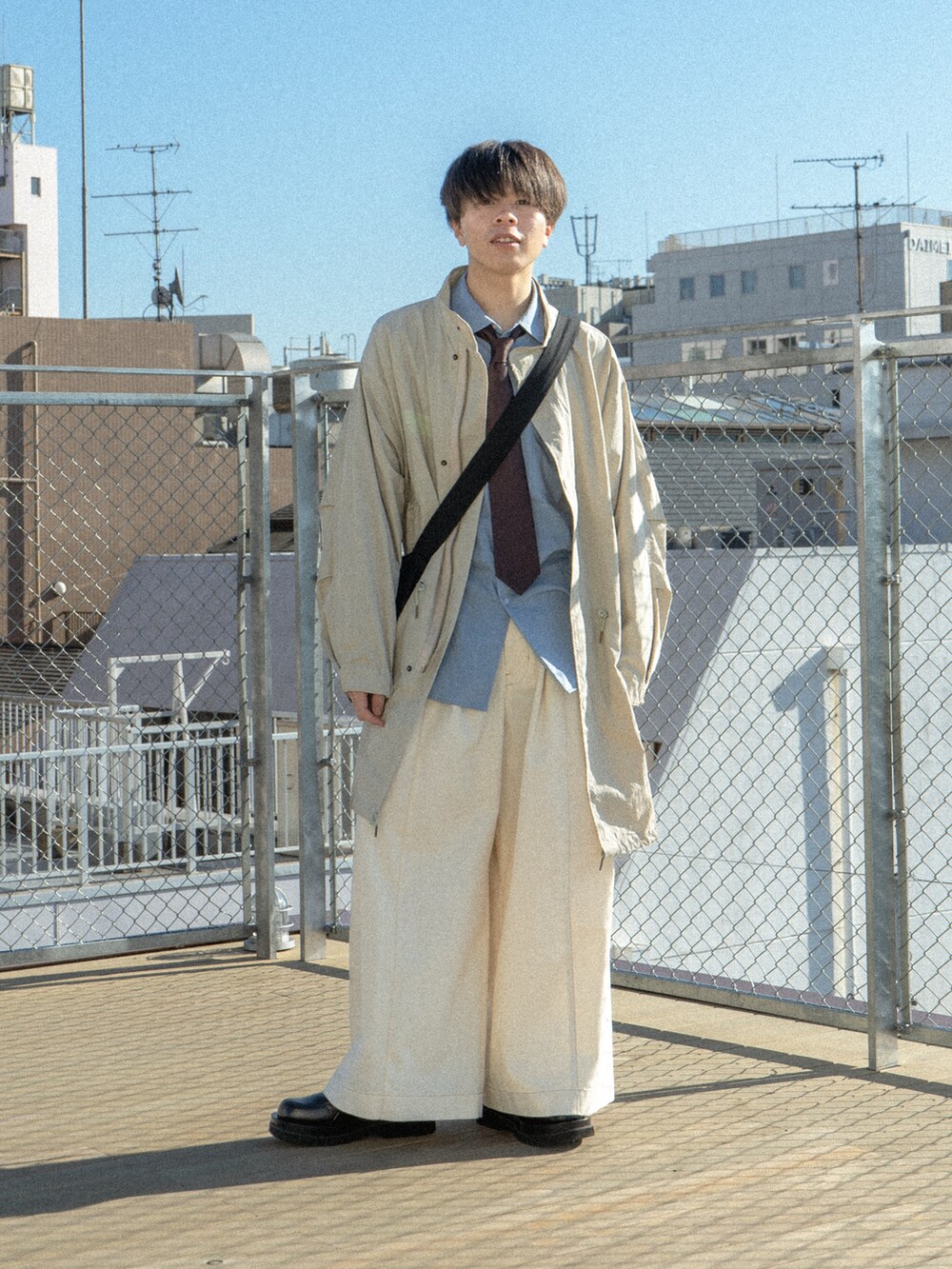 ベージュ系のモッズコート、ブルー系のスウェット、ホワイト系のその他パンツを着用したメンズの冬コーディネートの2枚目の写真