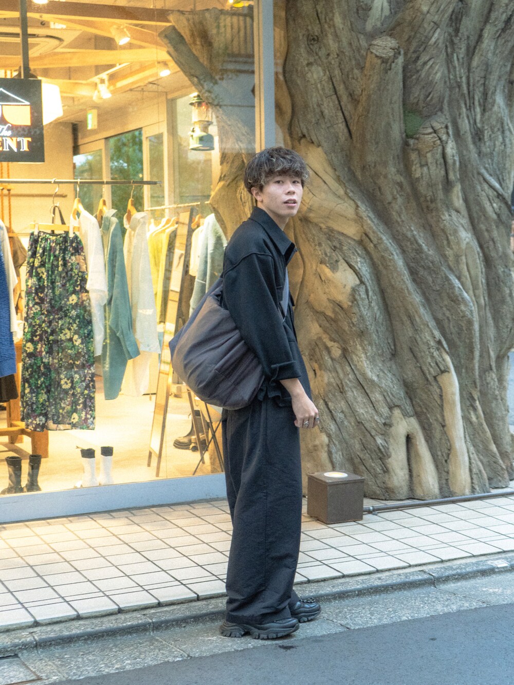 ブラック系のその他アウター、ブラック系のその他パンツ、グレー系のショルダーバッグを着用したメンズの秋コーディネートの3枚目の写真