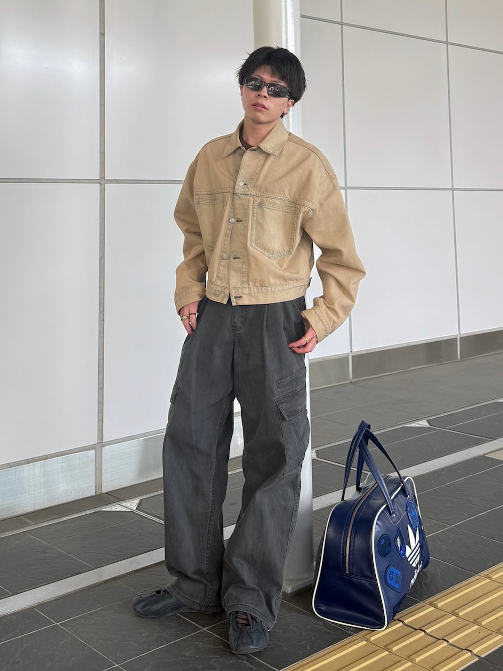 ベージュ系のデニムジャケット、ブラウン系のTシャツ/カットソー、その他のその他パンツを着用したメンズの春コーディネートの2枚目の写真