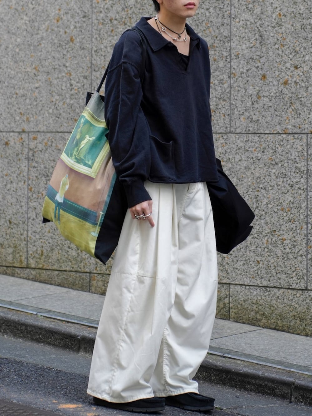 ブラック系のスウェット、ホワイト系のその他パンツ、ブラック系のその他シューズを着用したメンズの春コーディネートの5枚目の写真