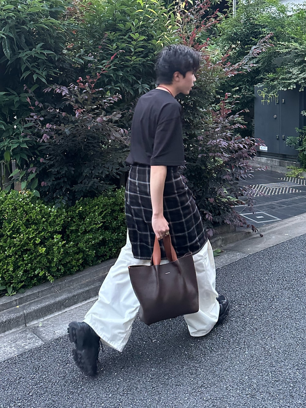 ブラック系のTシャツ/カットソー、ブラック系のシャツ/ブラウス、ブラウン系のハンドバッグを着用したメンズの夏コーディネートの2枚目の写真