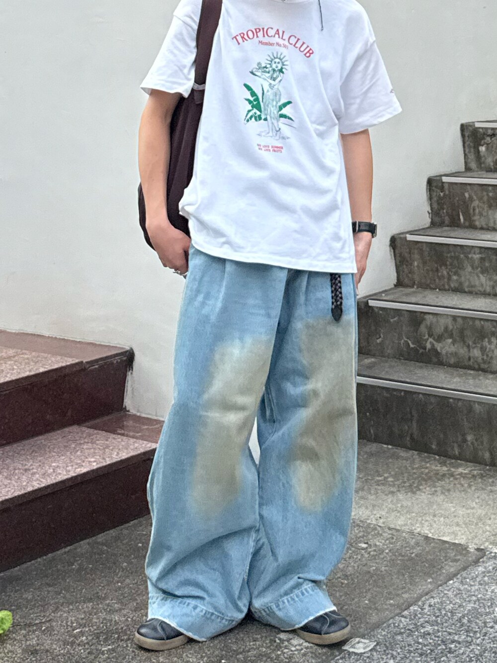 ホワイト系のTシャツ/カットソー、ブルー系のデニムパンツ、ブラウン系のトートバッグを着用したメンズの夏コーディネートの4枚目の写真