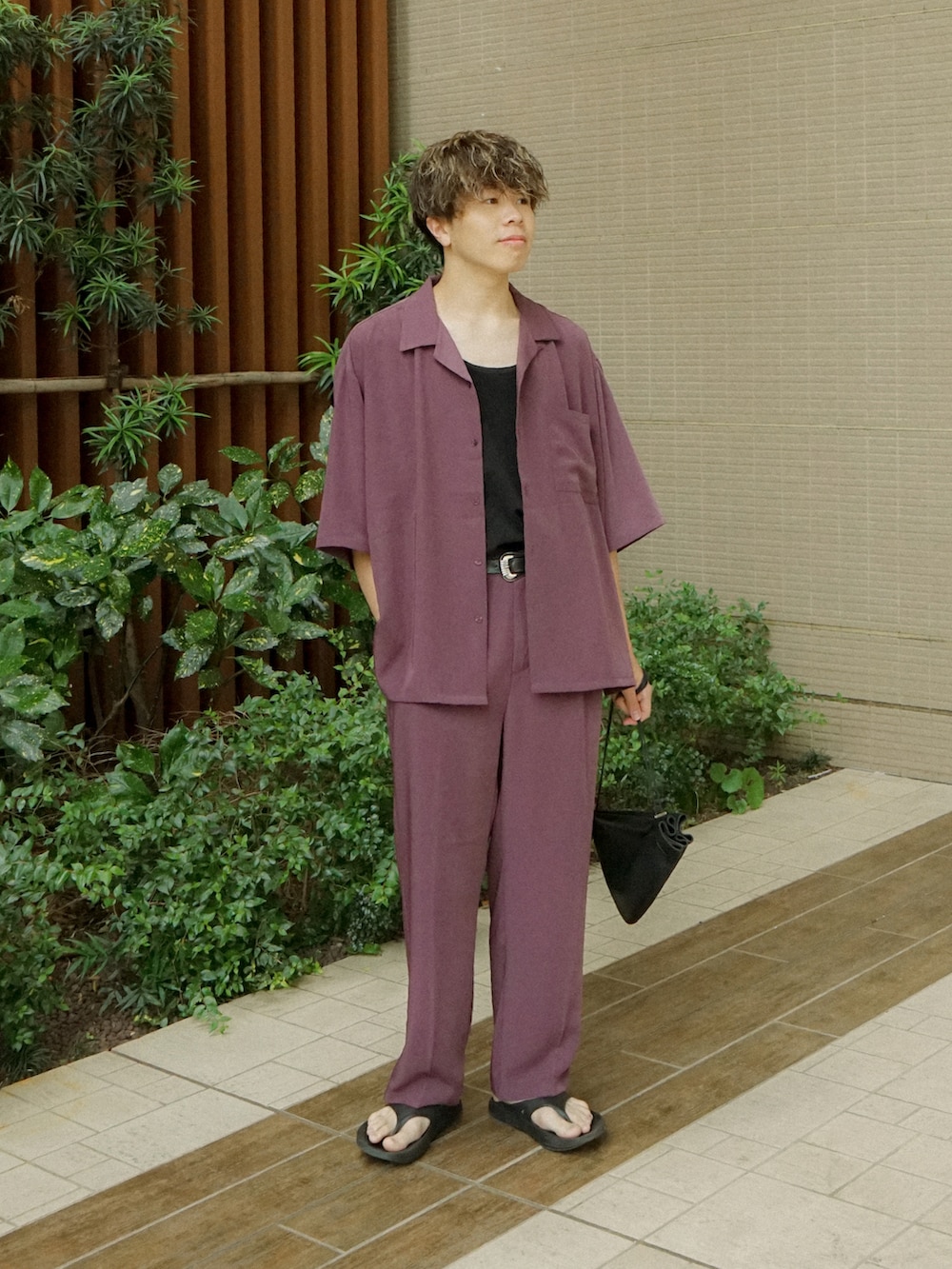 レッド系のシャツ/ブラウス、レッド系のスラックス、ブラック系のショルダーバッグを着用したメンズの夏コーディネートの2枚目の写真