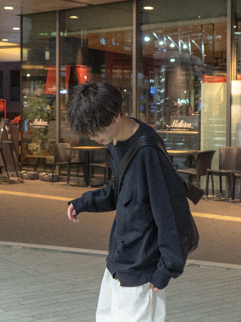ブラック系のショルダーバッグ、ホワイト系のカーゴパンツ、ブラック系のスニーカーを着用したメンズの冬コーディネートの3枚目の写真