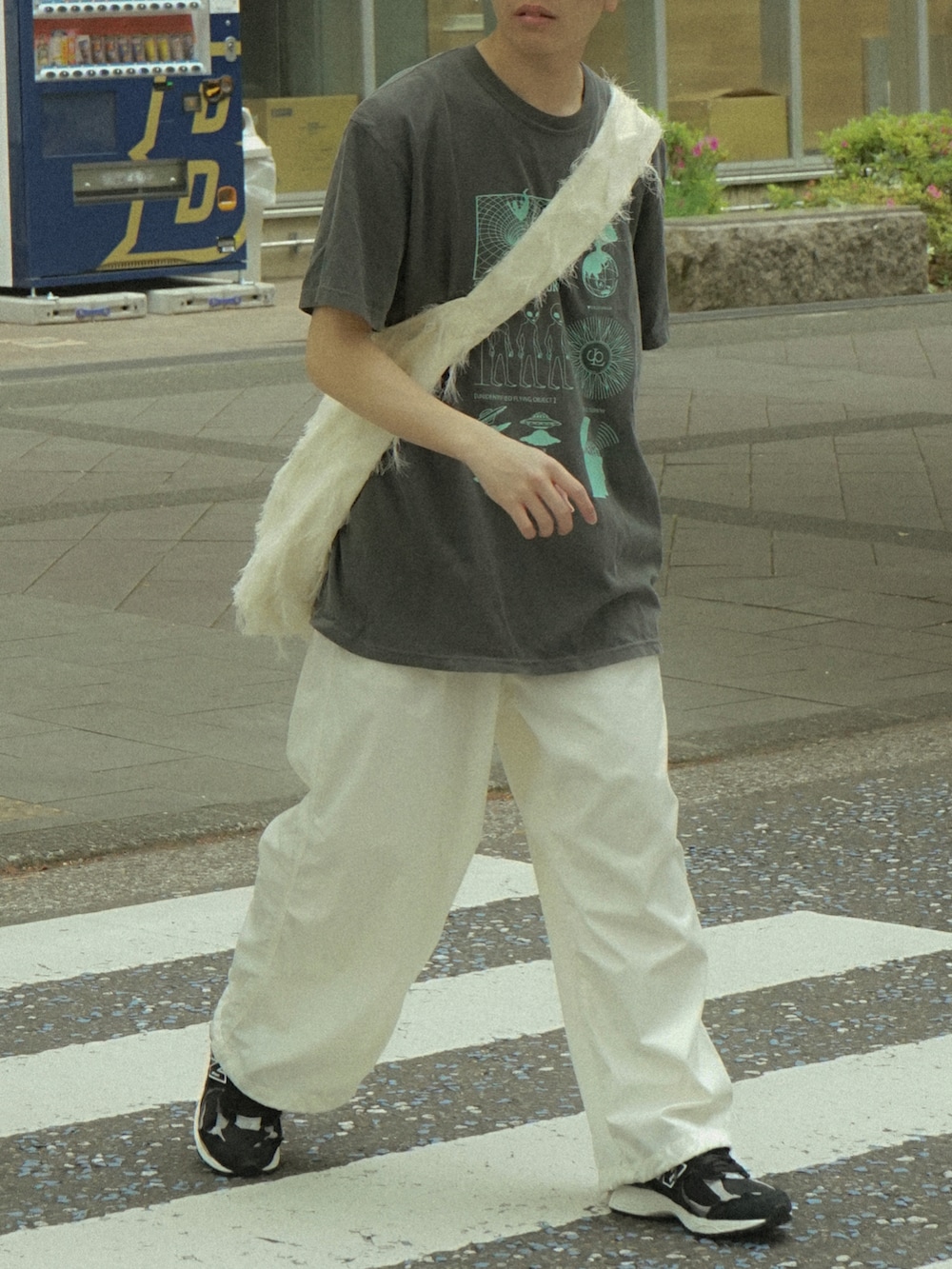 グレー系のTシャツ/カットソー、ホワイト系のカーゴパンツ、ホワイト系のショルダーバッグを着用したメンズの春コーディネートの5枚目の写真