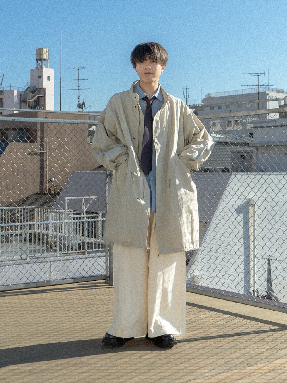 ベージュ系のモッズコート、ブルー系のスウェット、ホワイト系のその他パンツを着用したメンズの冬コーディネートの3枚目の写真