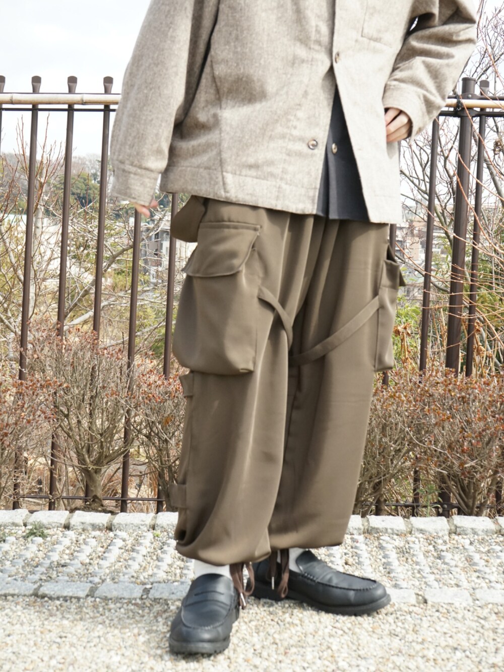 ブラウン系のシャツ/ブラウス、グレー系のシャツ/ブラウス、グリーン系のサロペット/オーバーオールを着用したメンズの冬コーディネートの4枚目の写真