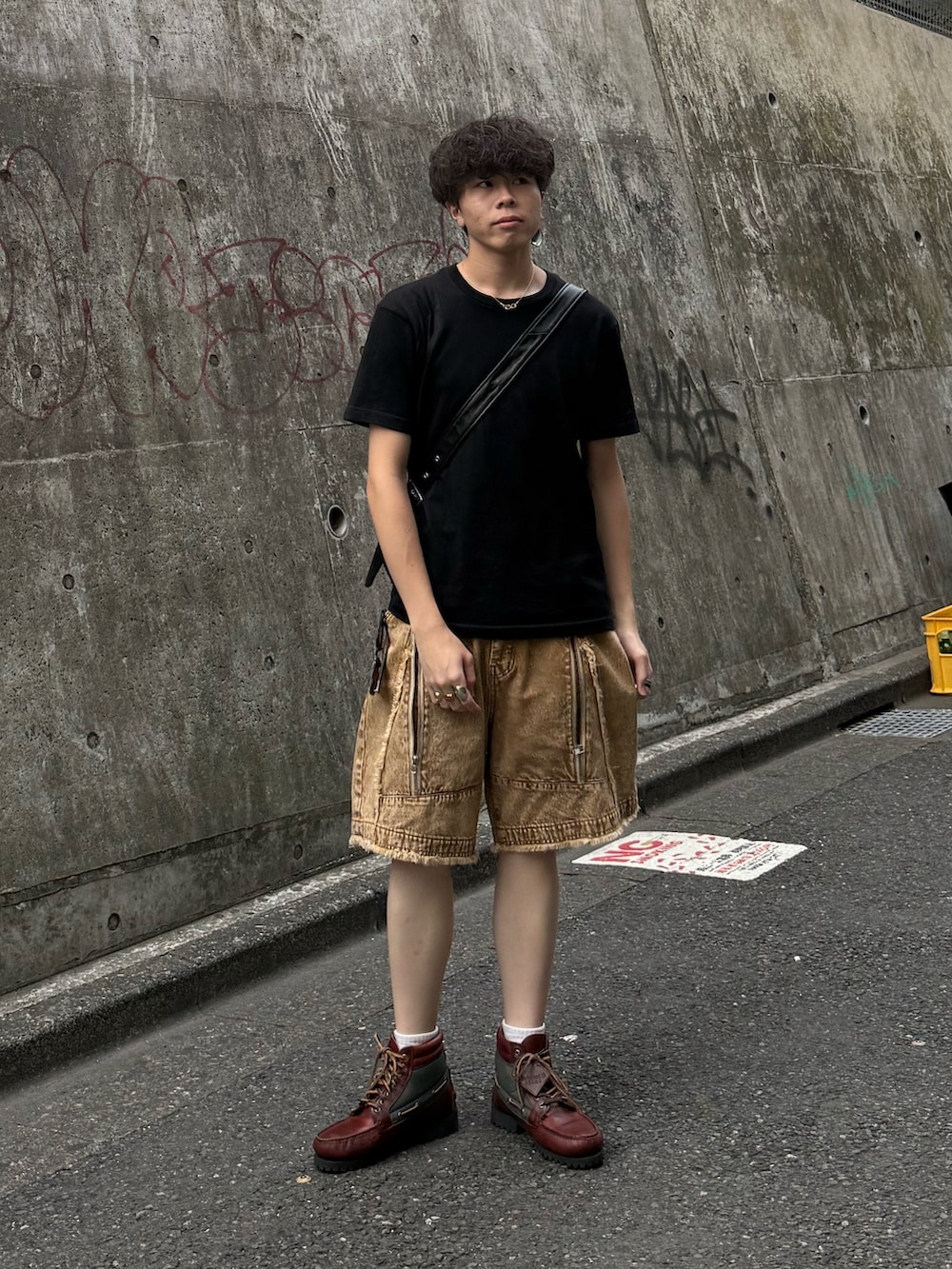 ブラック系のTシャツ/カットソー、ベージュ系のその他パンツ、ブラック系のショルダーバッグを着用したメンズの夏コーディネートの2枚目の写真