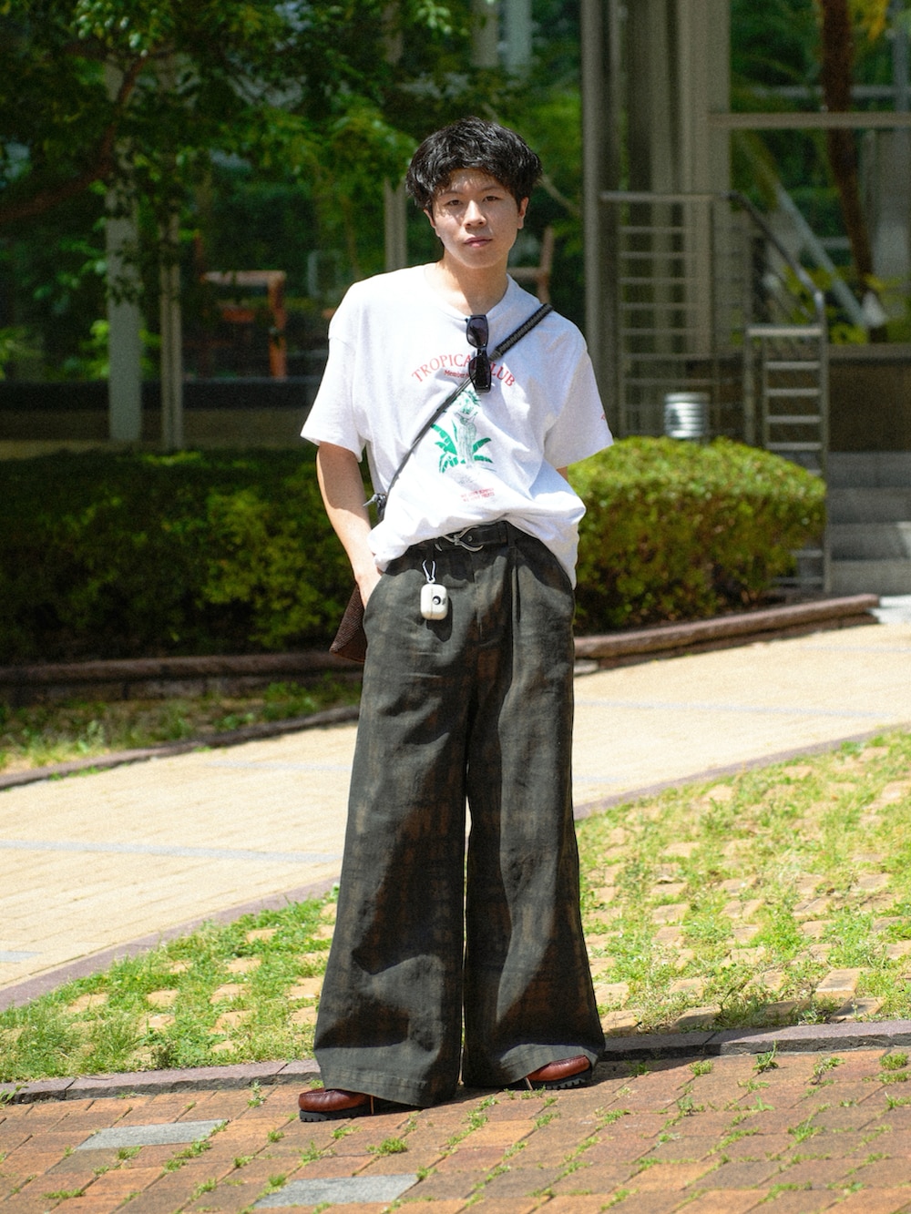 ホワイト系のTシャツ/カットソー、グリーン系のその他パンツ、ブラウン系のショルダーバッグを着用したメンズの夏コーディネートの2枚目の写真