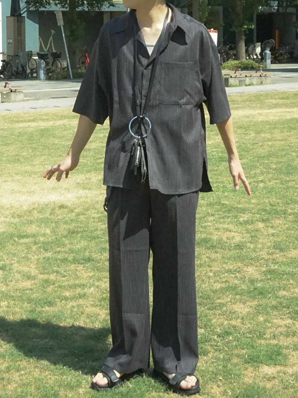 グレー系のシャツ/ブラウス、グレー系のスラックス、ブラック系のショルダーバッグを着用したメンズの夏コーディネートの5枚目の写真