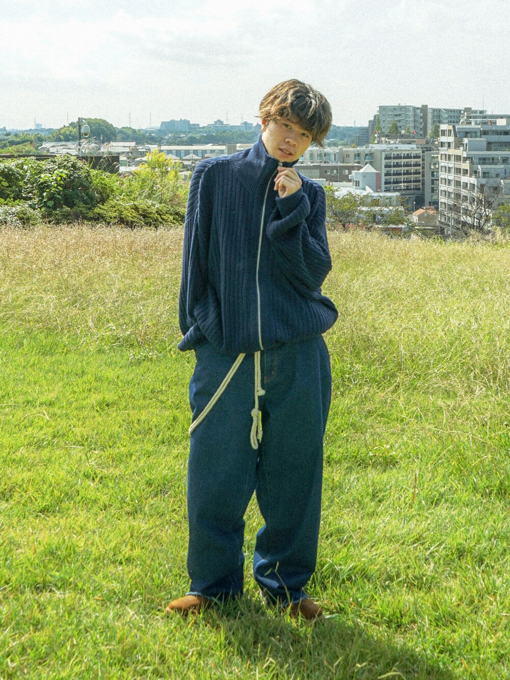 ブルー系のカーディガン/ボレロ、ブラック系のデニムパンツ、ブラウン系のブーツを着用したメンズの冬コーディネートの2枚目の写真