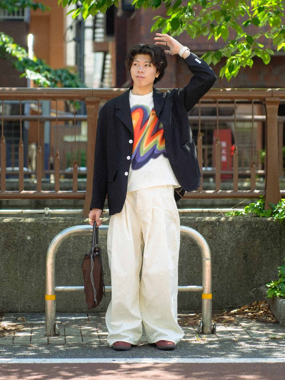 ブラック系のテーラードジャケット、ホワイト系のTシャツ/カットソー、ホワイト系のチノパンツを着用したメンズの春コーディネートの2枚目の写真