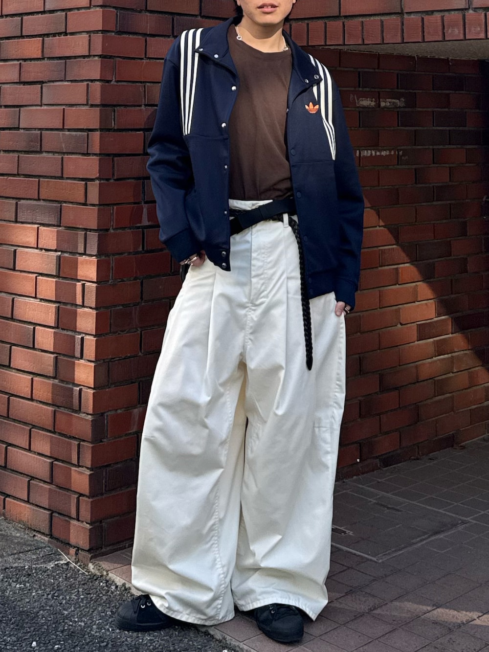 ブラウン系のTシャツ/カットソー、ブルー系のジャージ、ホワイト系のその他パンツを着用したメンズの春コーディネートの4枚目の写真