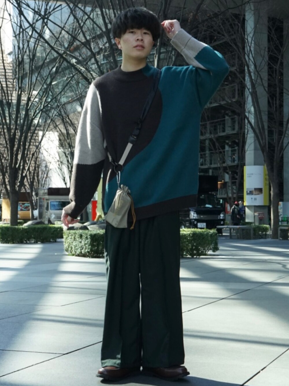 グリーン系のニット/セーター、グリーン系のその他パンツ、ブラウン系のモカシン/デッキシューズを着用したメンズの冬コーディネートの3枚目の写真