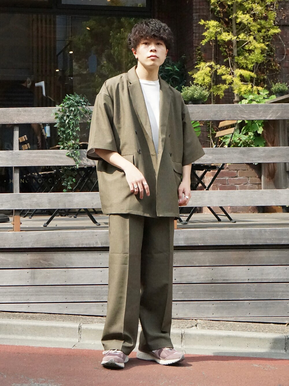 グリーン系のその他トップス、グレー系のTシャツ/カットソー、グリーン系のその他パンツを着用したメンズの春コーディネートの2枚目の写真