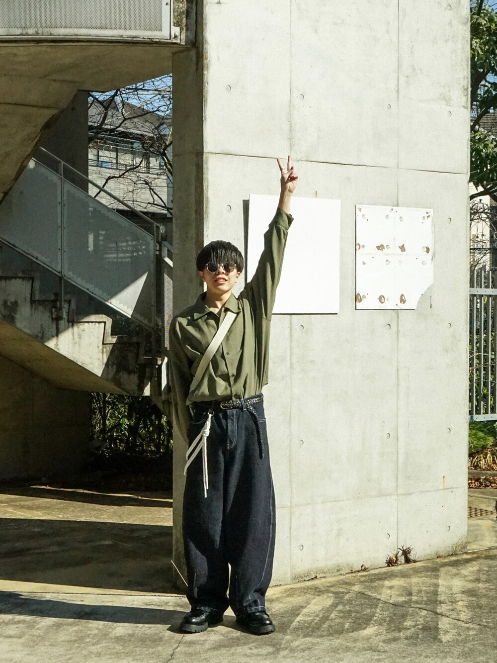 グリーン系のシャツ/ブラウス、ブルー系のデニムパンツ、ブラック系のローファーを着用したメンズの冬コーディネートの4枚目の写真
