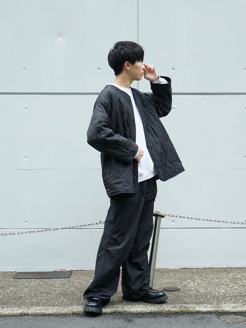 グレー系のスウェット、ブラック系のその他パンツ、ブラック系のローファーを着用したメンズの秋コーディネートの4枚目の写真