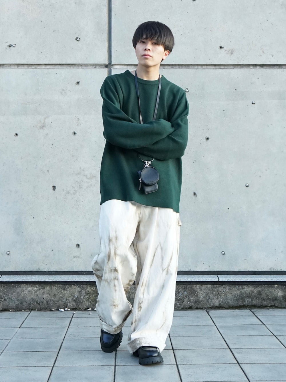 グリーン系のニット/セーター、ベージュ系のその他パンツ、ブラック系のショルダーバッグを着用したメンズの秋コーディネートの3枚目の写真