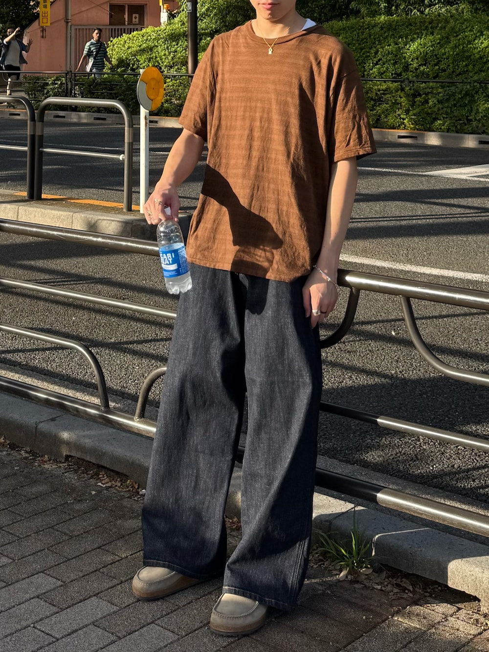 ブラウン系のTシャツ/カットソー、ブルー系のデニムパンツ、ベージュ系のその他シューズを着用したメンズの夏コーディネートの3枚目の写真