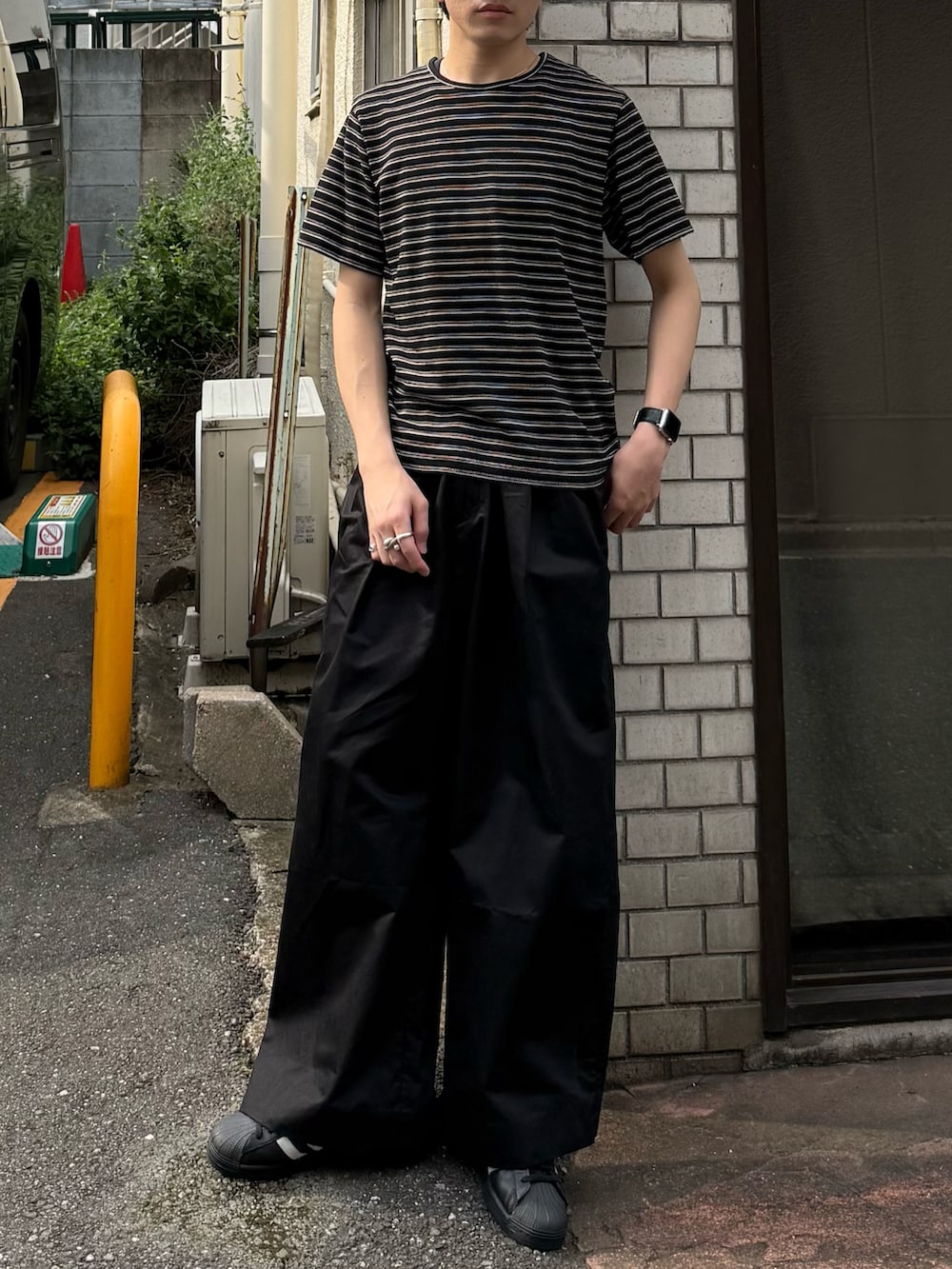 ブラック系のTシャツ/カットソー、ブラック系のその他パンツ、ブラック系のスニーカーを着用したメンズの夏コーディネートの3枚目の写真