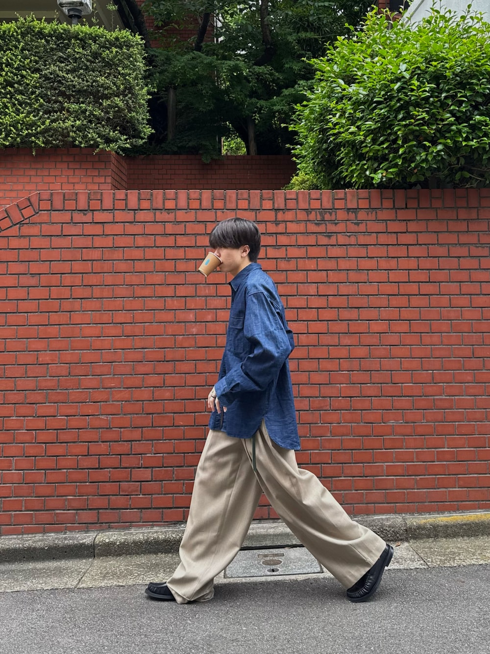 ブルー系のシャツ/ブラウス、ベージュ系のスラックス、ブラック系のローファーを着用したメンズの春コーディネートの3枚目の写真