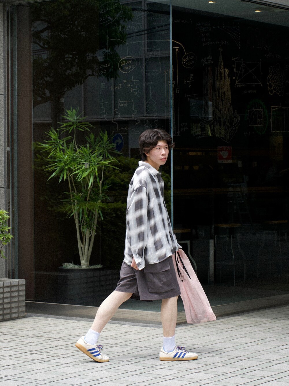 グレー系のシャツ/ブラウス、グレー系のカーゴパンツ、ピンク系のトートバッグを着用したメンズの春コーディネートの4枚目の写真