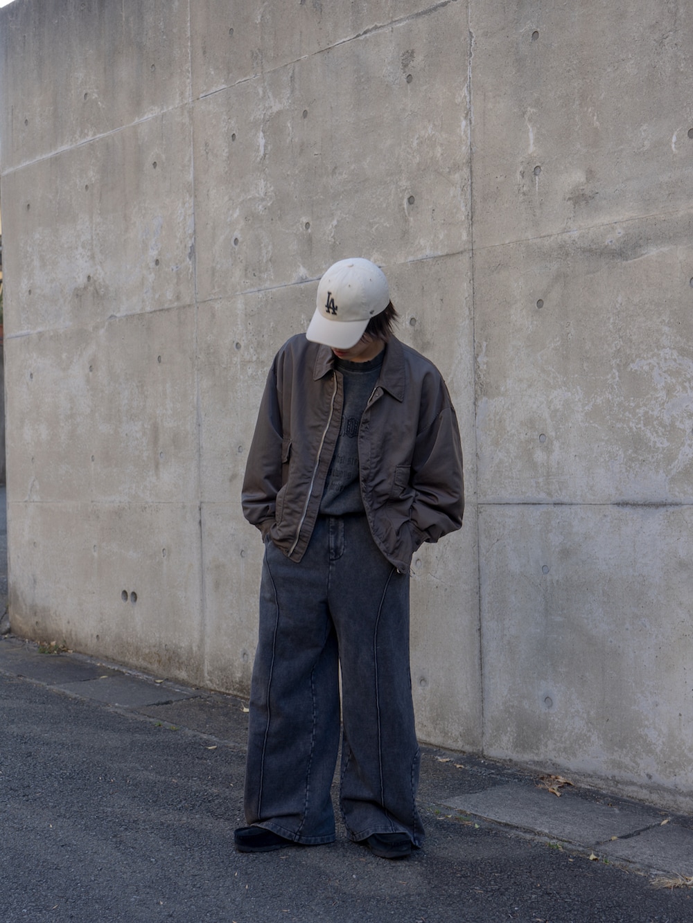 グレー系のスウェット、グレー系のスウェットパンツ、ブラック系のその他シューズを着用したメンズの冬コーディネートの3枚目の写真