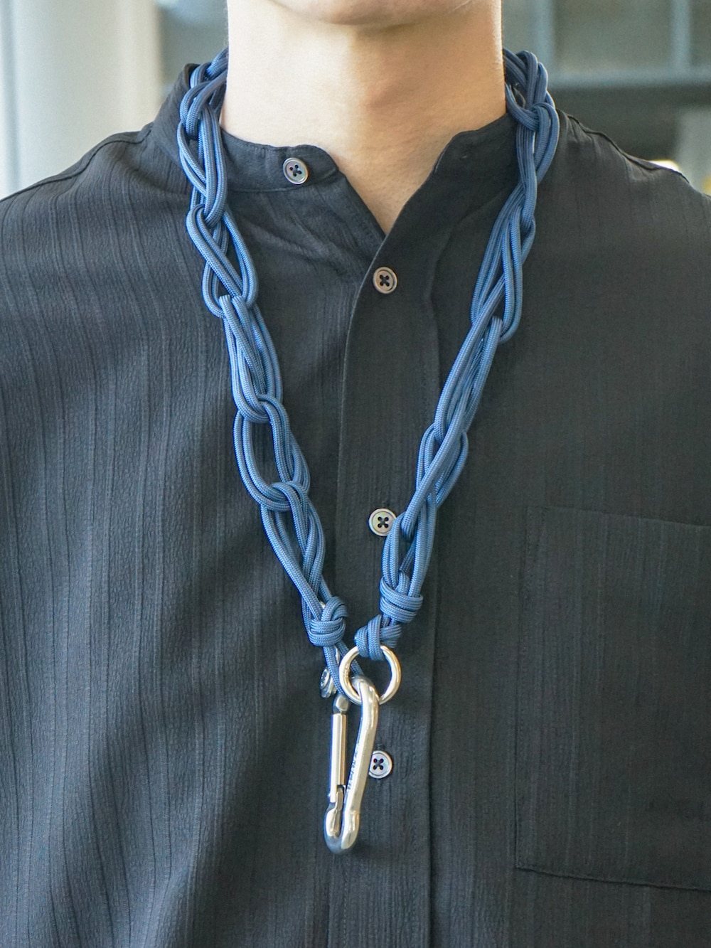 ブラック系のデニムパンツ、ブラック系のショルダーバッグ、ブルー系のウォレットチェーンを着用したメンズの夏コーディネートの3枚目の写真