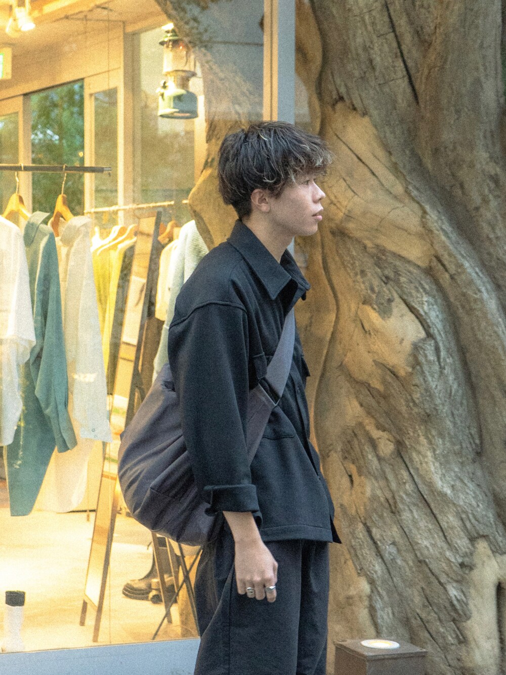 ブラック系のその他アウター、ブラック系のその他パンツ、グレー系のショルダーバッグを着用したメンズの秋コーディネートの4枚目の写真