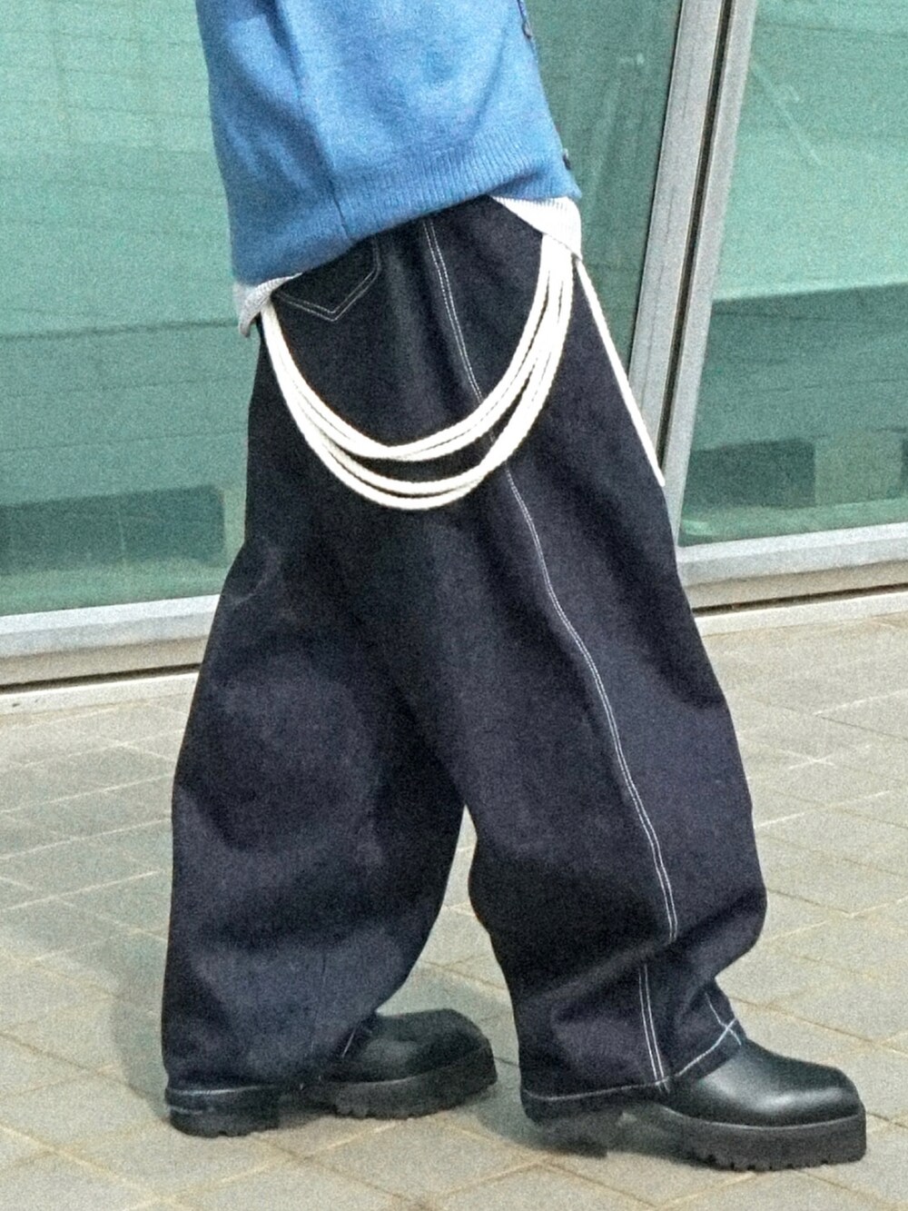 ブルー系のカーディガン/ボレロ、ブラック系のシャツ/ブラウス、ブルー系のデニムパンツを着用したメンズの秋コーディネートの4枚目の写真