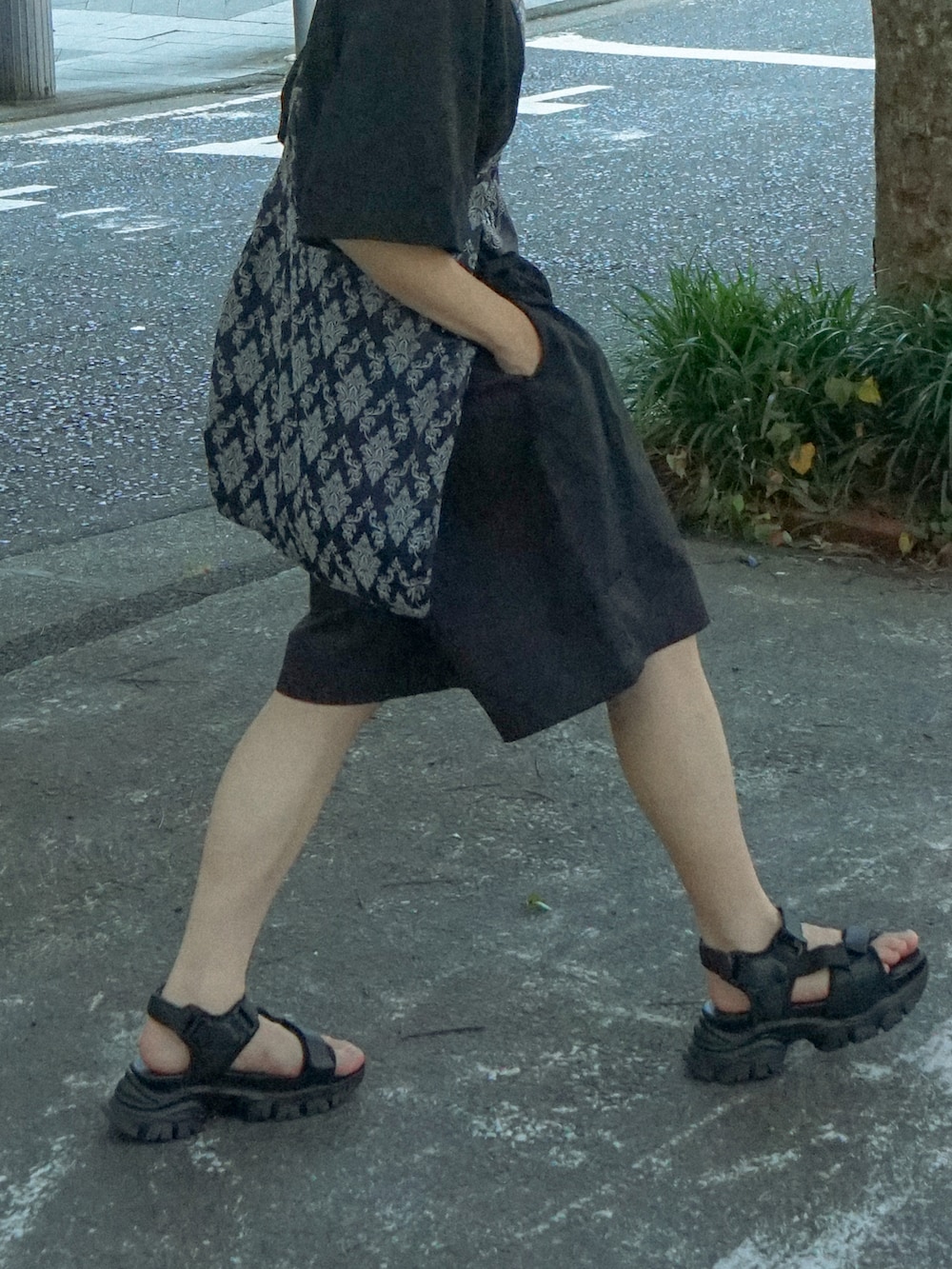 ブラック系のTシャツ/カットソー、ブラック系のその他パンツ、ブルー系のショルダーバッグを着用したメンズの夏コーディネートの4枚目の写真