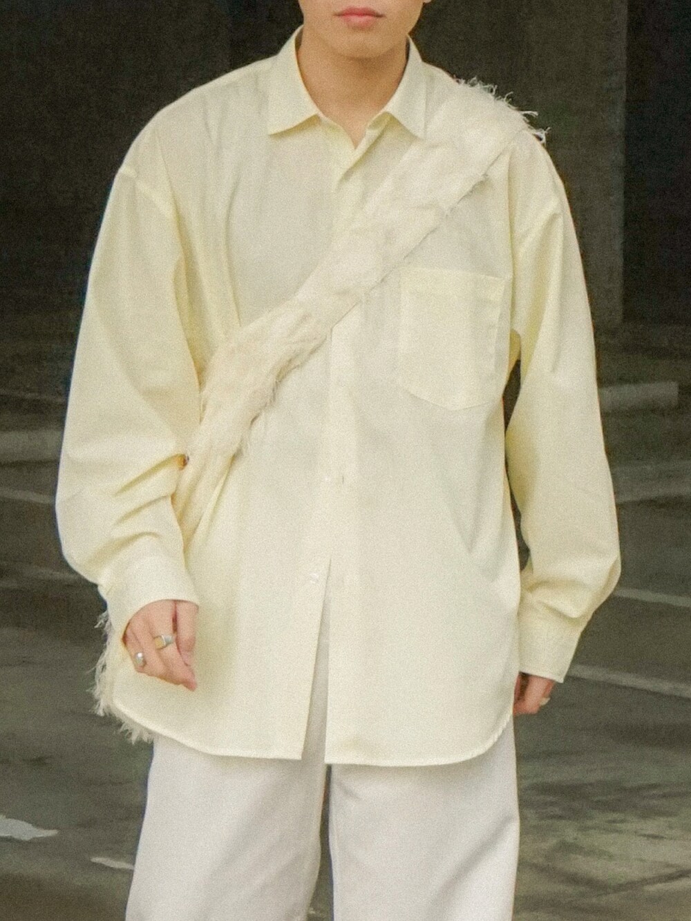 イエロー系のシャツ/ブラウス、ホワイト系のチノパンツ、ホワイト系のショルダーバッグを着用したメンズの春コーディネートの4枚目の写真