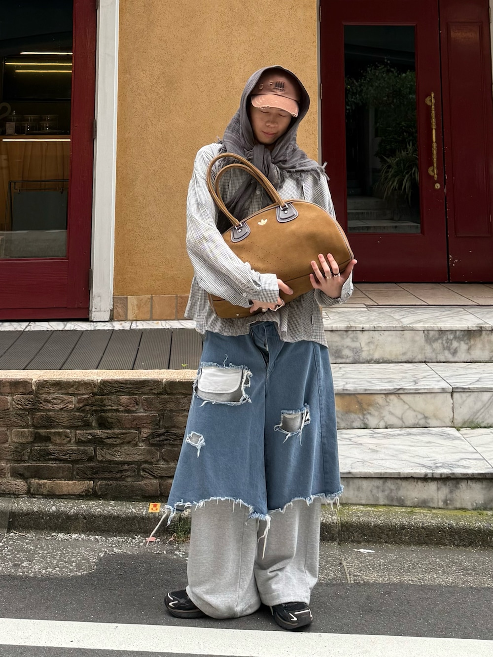 ホワイト系のシャツ/ブラウス、グレー系のスウェットパンツ、ベージュ系のバッグを着用したメンズの夏コーディネートの2枚目の写真