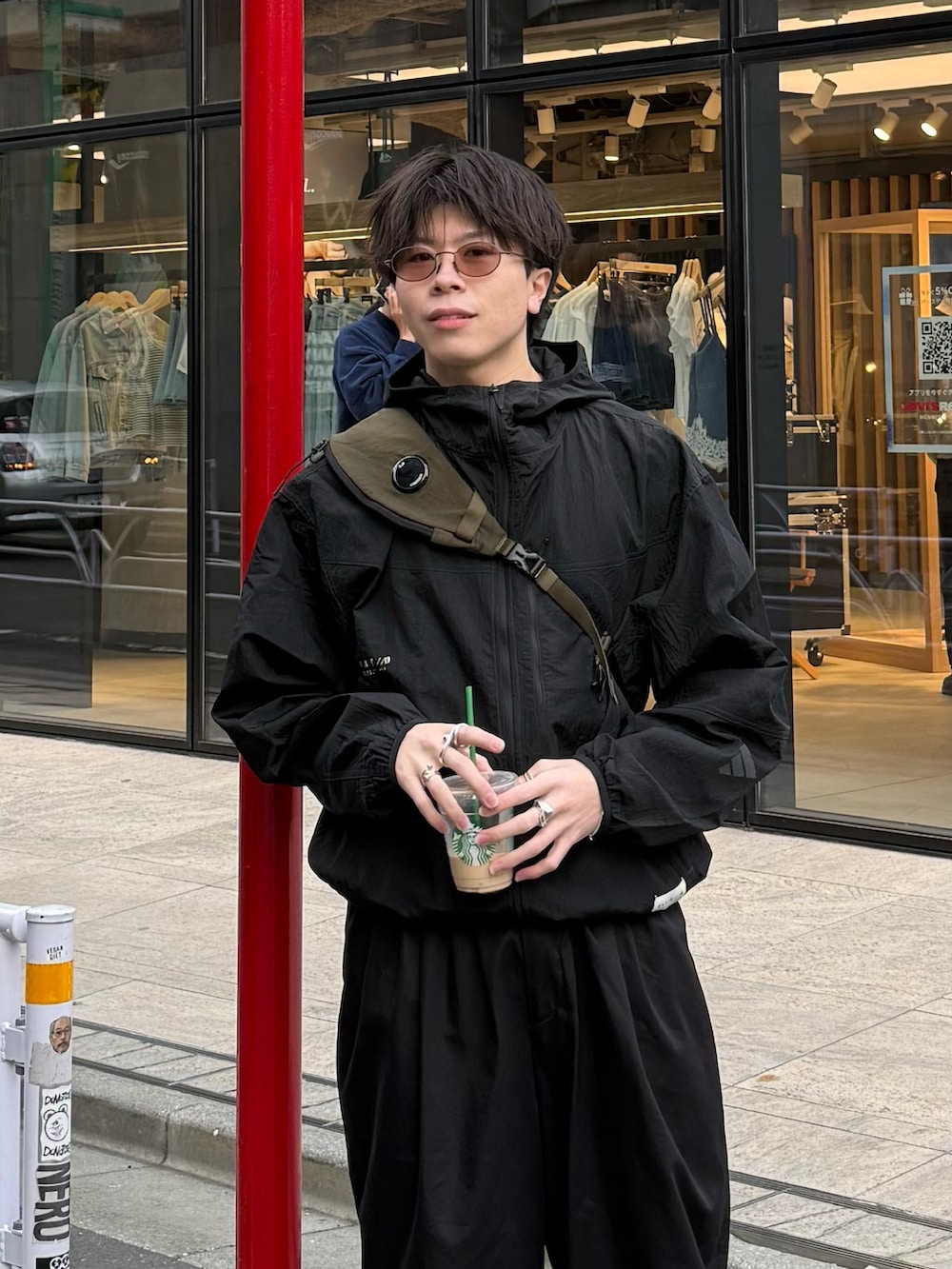 ブラック系のその他アウター、ブラック系のその他パンツ、ブラック系のスニーカーを着用したメンズの春コーディネートの3枚目の写真