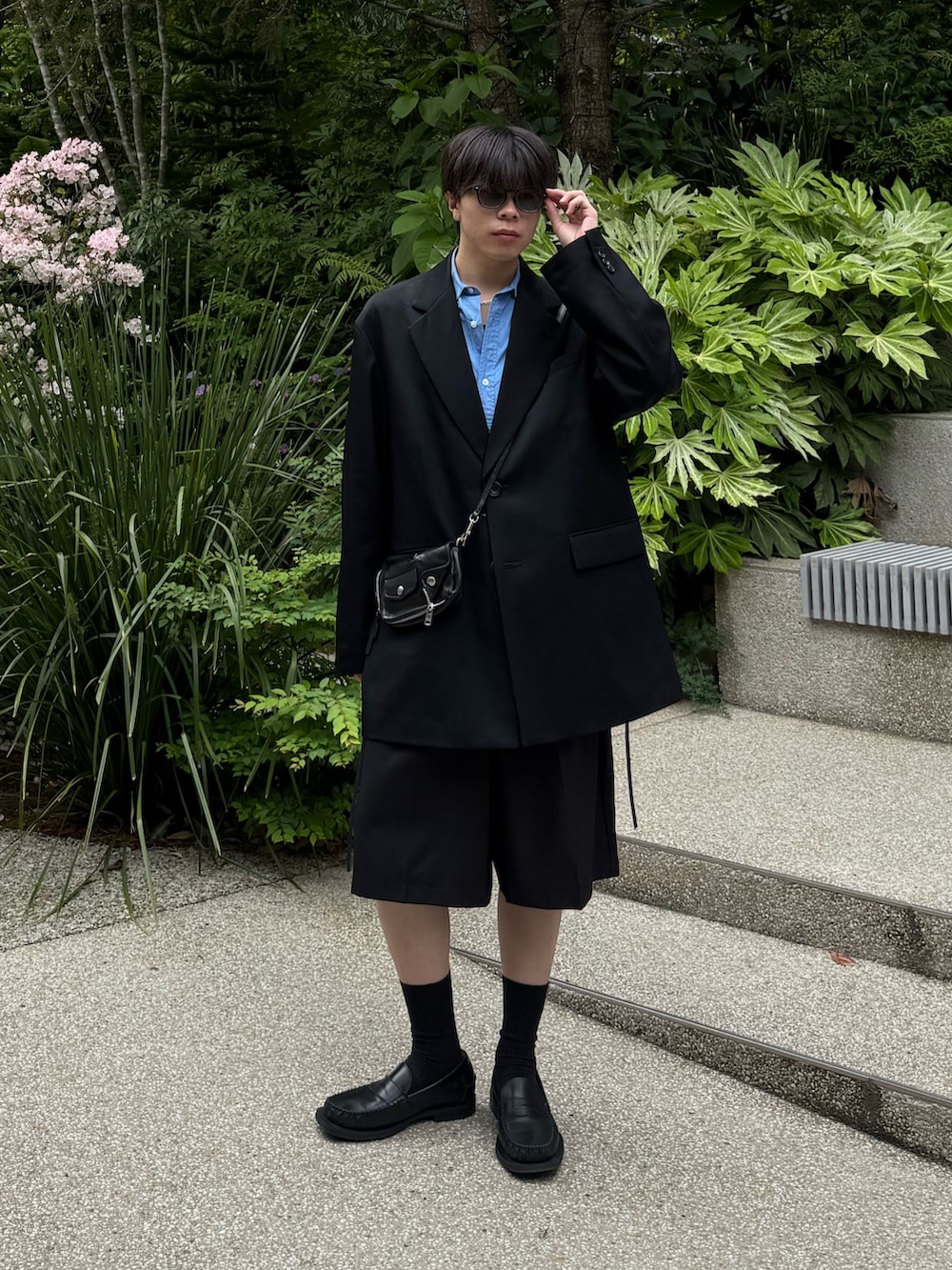 ブラック系のテーラードジャケット、ブルー系のシャツ/ブラウス、ブラック系のその他パンツを着用したメンズの春コーディネートの2枚目の写真