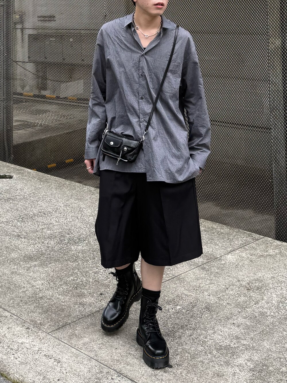 ブルー系のシャツ/ブラウス、ブラック系のその他パンツ、ブラック系のブーツを着用したメンズの夏コーディネートの5枚目の写真