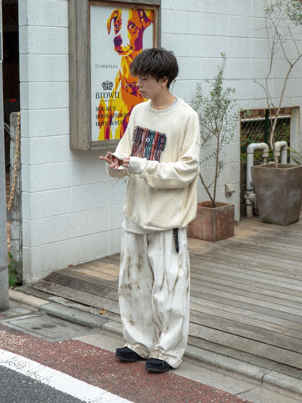 ホワイト系のスウェット、ベージュ系のその他パンツ、ブラック系のその他シューズを着用したメンズの秋コーディネートの2枚目の写真