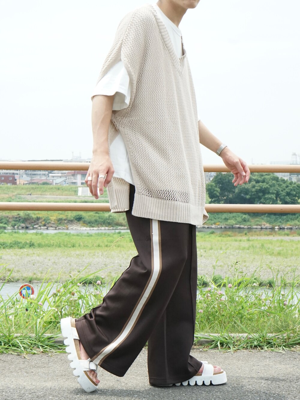 ベージュ系のベスト、ホワイト系のTシャツ/カットソー、ブラウン系のその他パンツを着用したメンズの夏コーディネートの5枚目の写真
