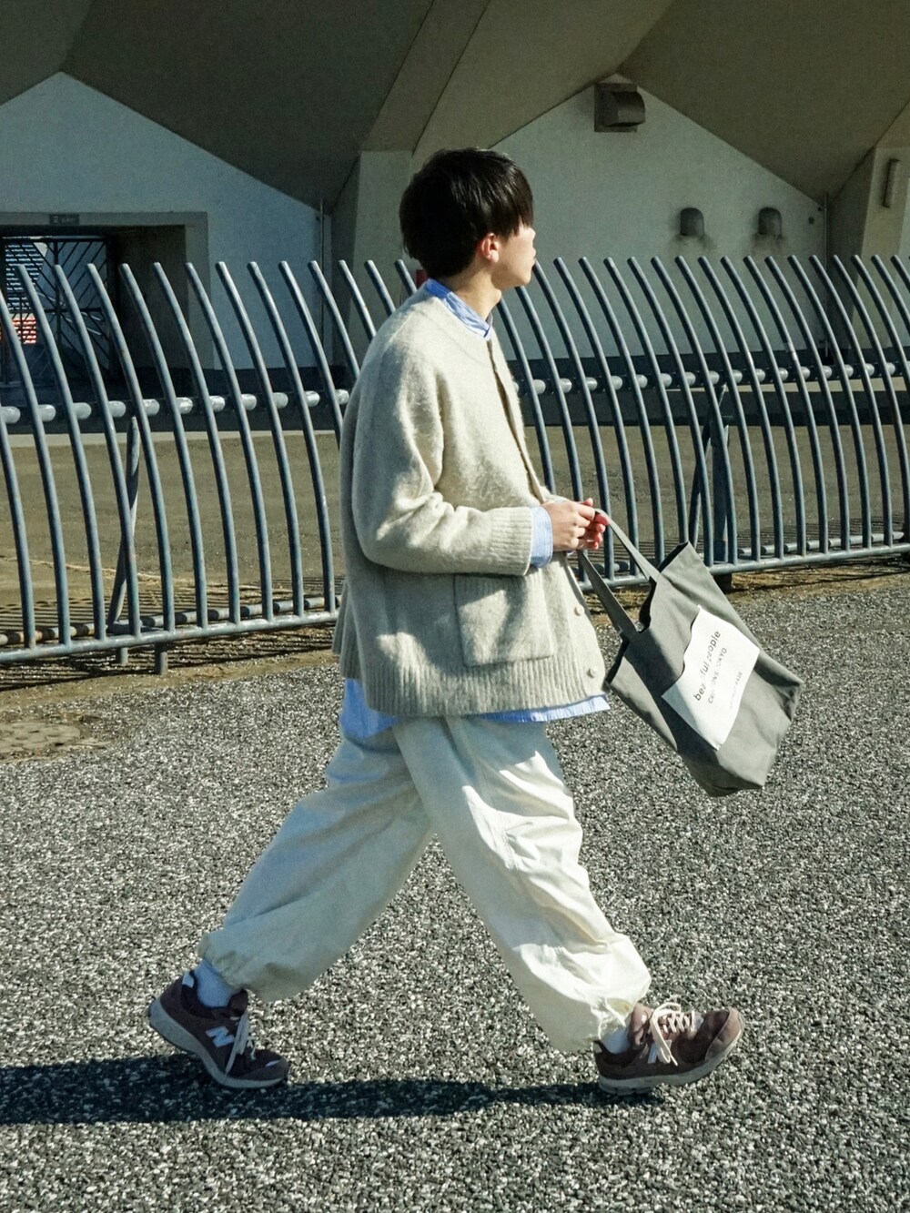 ホワイト系のカーディガン/ボレロ、その他のシャツ/ブラウス、ホワイト系のカーゴパンツを着用したメンズの冬コーディネートの2枚目の写真