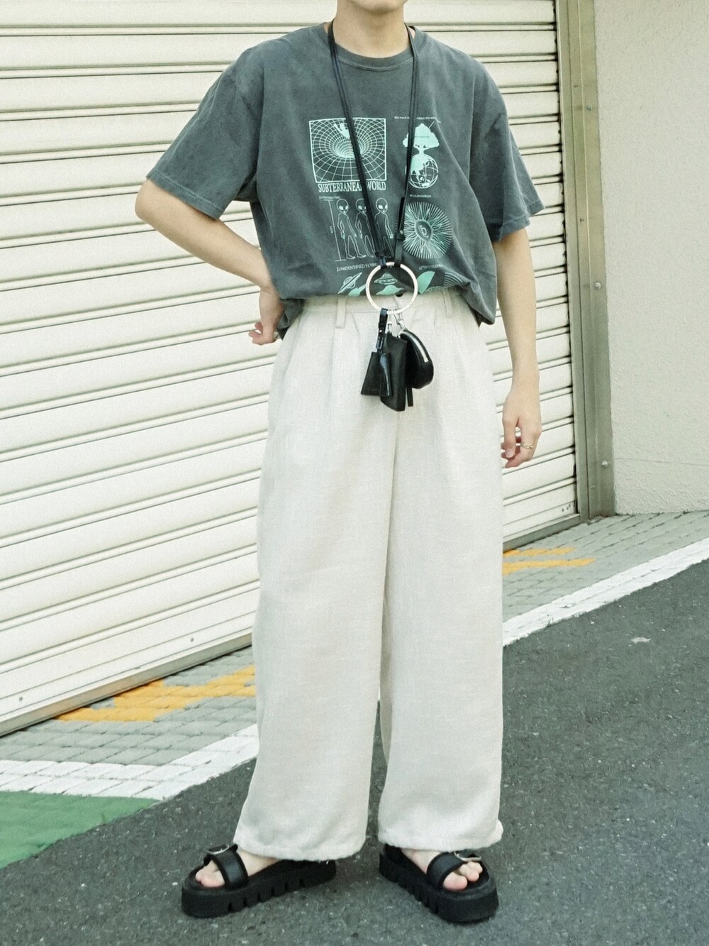 グレー系のTシャツ/カットソー、ベージュ系のその他パンツ、ブラック系のショルダーバッグを着用したメンズの夏コーディネートの5枚目の写真